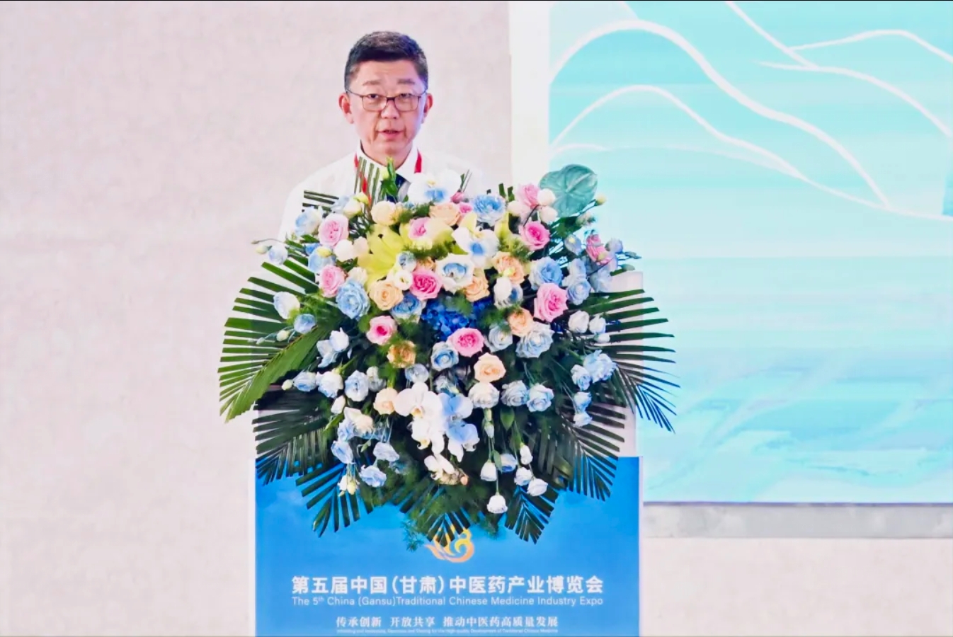 深耕甘肃，尊龙药业集团将新布局万亩级有机黄芪种植基地